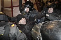 Ruska policija med prednovoletnimi protesti aretirala 120 ljudi, med njimi več opozicijskih voditeljev