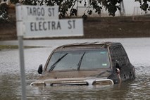 Na severovzhodu Avstralije se še naprej borijo s poplavami