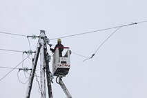 V Latviji zaradi snega vladajo izredne razmere, več kot tisoč gospodinjstev je že dneve brez elektrike