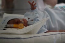 Litijski SDS s peticijo proti ukinitvi porodniškega oddelka v trboveljski bolnišnici