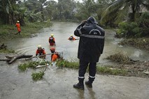 V poplavah in zemeljskih plazovih je na Filipinih umrlo 34 ljudi
