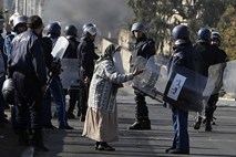 Alžirija in Tunizija: V nasilnih protestih zaradi visokih cen hrane že smrtne žrtve