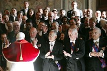 Papež v nagovoru veleposlanikom: Vlade morajo storiti več za zaščito kristjanov