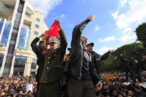 Tunizijski premier deležen vedno glasnejših pozivov k odstopu