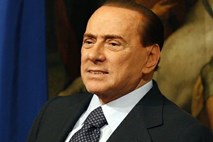 Berlusconi se zgraža in ne bo odstopil: Je v demokraciji normalno, da je premier izpostavljen takšnemu vohunjenju?