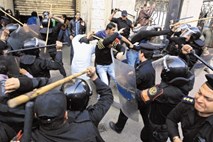 Mubarakov režim surovo nad protestnike