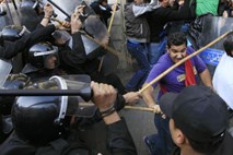 Protesti v Egiptu terjali novo smrtno žrtev, umrl je 22-letni protestnik