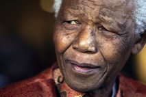 Nelson Mandela ima akutno vnetje dihal, po dveh nočeh v bolnišnici pa so ga odpustili domov