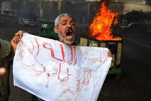 FOTO in VIDEO: Nasilni protivladni protesti pretresajo številne muslimanske države