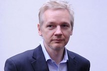 Assange svojega očeta dolgo ni poznal: Od njega je podedoval uporniške gene in analitični um
