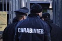 Italijanska policija išče izginuli dvojčici, katerih oče se je vrgel pod vlak