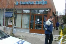 Policija postavila cestne blokade: Več zamaskiranih oseb oropalo poslovalnico Banke Celje v Šempetru