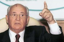 Gorbačov napoveduje izgon Gadafija iz Libije in ostro kritizira rusko demokracijo