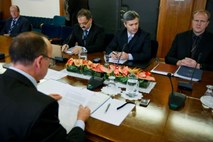 Opozicija o primeru Hypo: Premier Pahor naj predlaga zamenjavo Kresalove