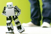 V ŽIVO: Roboti v japonski Osaki tečejo prvi polni maraton; so dnevi atletov šteti?