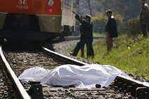V Solkanu vlak do smrti povozil 58-letnega moškega