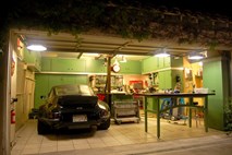 Garaža: ne le za avto, ampak tudi za shrambo in delo