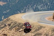 Video: Dirkač na gorski dirki izgubil oblast nad vozilom in zgrmel v prepad