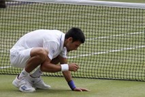 Djoković po zgodovinski zmagi v Wimbledonu zagrizel v sveto travo