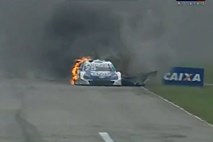 Video: Dirkač skočil iz gorečega avtomobila in se rešil pred zadušitvijo z dimom
