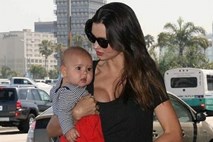 Čudovita Miranda se je po Los Angelesu sprehodila s smejočim se sinčkom Flynnom