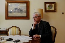 Josipović zaradi suma korupcije in nepremičninskih malverzacij razrešil generala