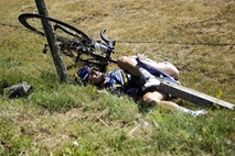 Dirka po Franciji znova polna padcev: Spremljevalni avto zbil dva kolesarja
