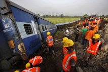 Število žrtev iztirjenja vlaka v Indiji naraslo na 67