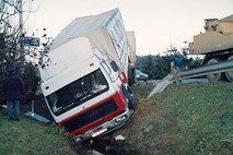 Ranjene tri osebe: V hujši prometni nesreči udeležena dve tovorni in osebno vozilo