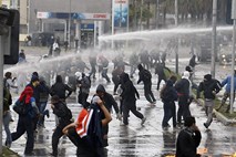 Čilske oblasti med protesti aretirale najmanj 64 ljudi, ranjenih 30 policistov