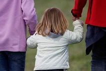 Ministrstvo Slovenki odobrilo posvojitev biološkega otroka istospolne partnerice
