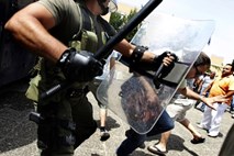 Kamenje proti solzivcu: V Atenah spopad stavkajočih taksistov in policistov