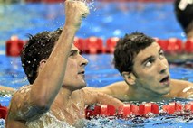 Lochte s svetovnim rekordom na 200 metrov mešano še drugič ugnal Phelpsa