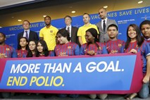 Nogometaši Barcelone in Bill Gates z roko v roki v boju proti otroški paralizi