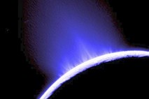 V Saturnovo atmosfero prihaja voda z njegove lune Enkelad
