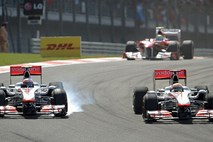 McLaren se požvižga na moštveno taktiko: Button in Hamilton naj med seboj še naprej dirkata na nož