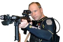 Breivik po pokolu sam poklical policijo: "Misija opravljena. Predal se bom silam Delta."