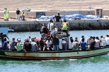Priseljenka: Med plovbo proti Lampedusi umrlo okoli sto ljudi