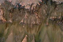 Bi po površju Marsa lahko še danes tekli potočki slane vode?