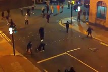 Video: Horda izgrednikov napade osem policistov, ki so se prisiljeni umakniti
