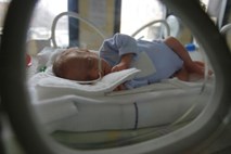 V ljubljanskem UKC umrl 10-mesečni otrok, ki naj bi bil močno podhranjen