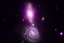 Klicaj po vesoljsko: Oglejte si spektakularne slike dveh galaksij, ki bosta "kmalu" trčili