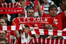 Nešportno obnašanje: Huligani Kölna navijače Schalkeja obmetavali s fekalijami