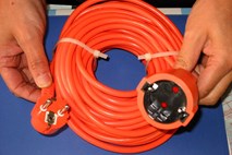 S kabli in kabelskimi podaljški je treba ravnati previdno