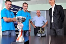 Lukšič sprejel tri mlade raziskovalce Srednje elektro-računalniške šole Maribor