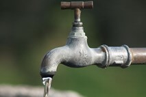 Zaradi okužbe s pitno vodo naj bi v Loški dolini umrl otrok