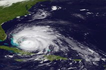Orkan Irene po pustošenju na Bahamih proti ZDA