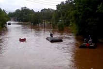 Video dneva: vojak, ki bi moral pomagati pri poplavah, ni znal plavati