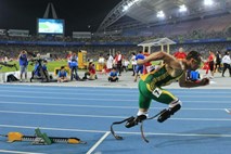 Invalid brez nog, ki dviga atletski prah