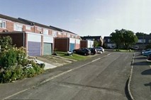 Britanska policija v stanovanjski hiši našla dve mrtvi ženski